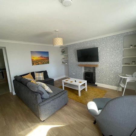 Immaculate One Bedroom Home With Private Parking Swansea Esterno foto