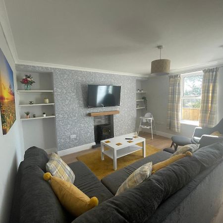 Immaculate One Bedroom Home With Private Parking Swansea Esterno foto