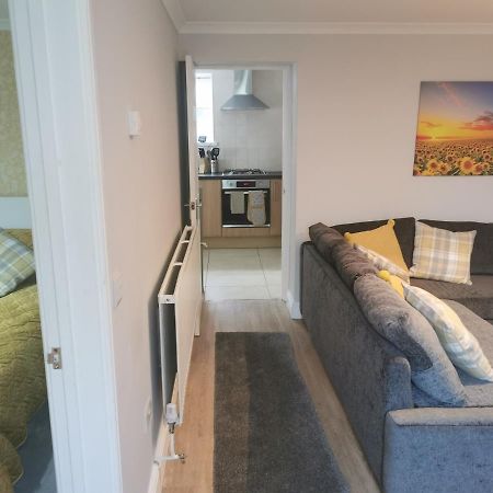 Immaculate One Bedroom Home With Private Parking Swansea Esterno foto