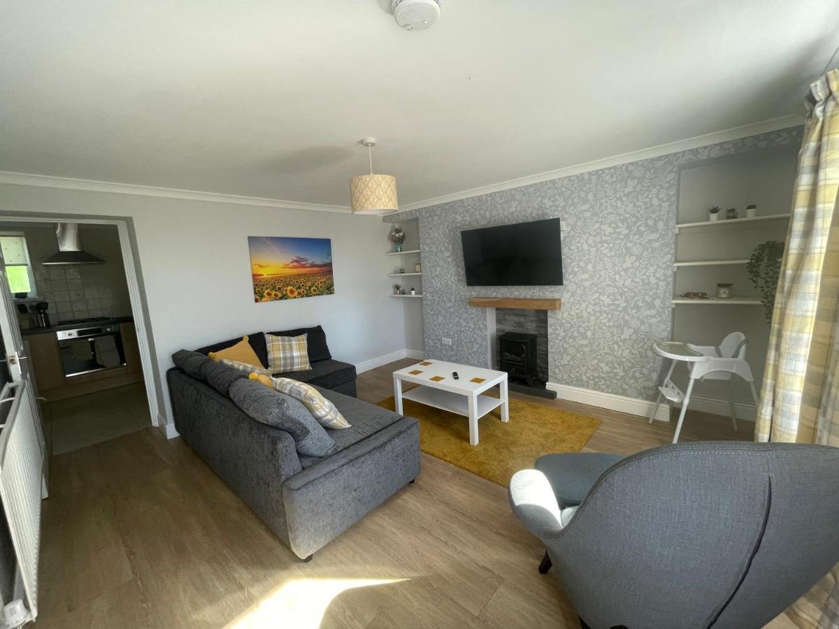 Immaculate One Bedroom Home With Private Parking Swansea Esterno foto