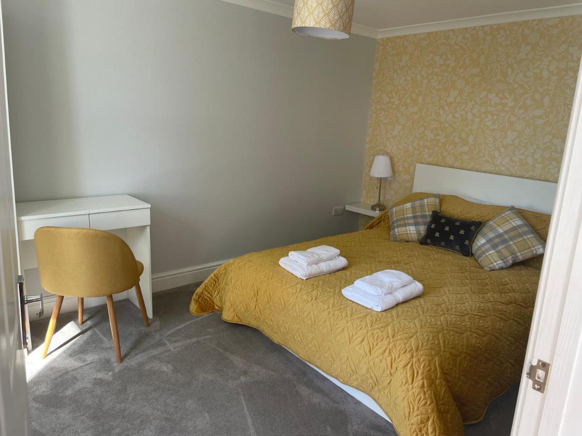 Immaculate One Bedroom Home With Private Parking Swansea Esterno foto