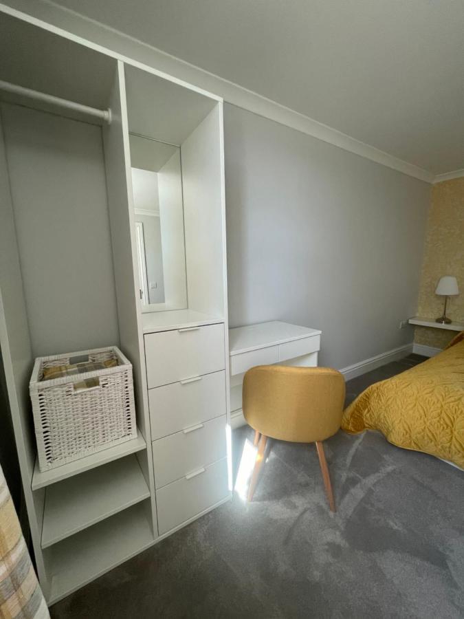 Immaculate One Bedroom Home With Private Parking Swansea Esterno foto
