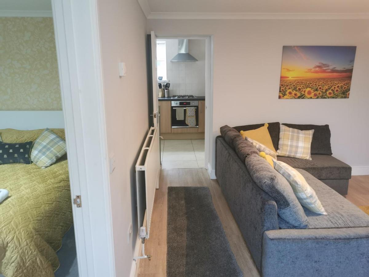 Immaculate One Bedroom Home With Private Parking Swansea Esterno foto