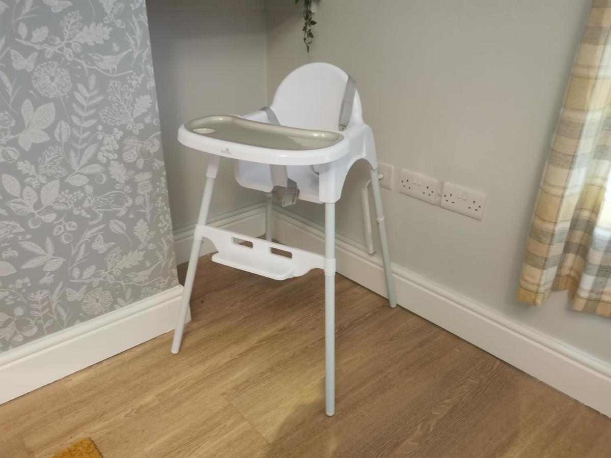 Immaculate One Bedroom Home With Private Parking Swansea Esterno foto