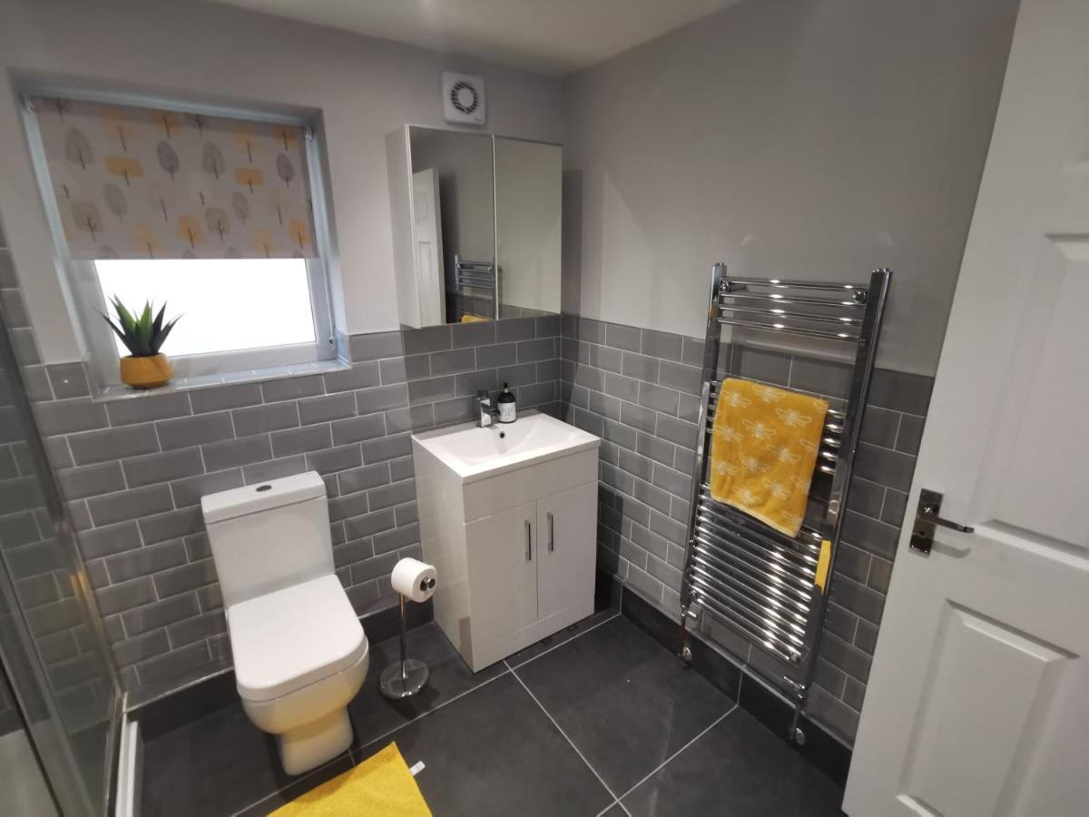 Immaculate One Bedroom Home With Private Parking Swansea Esterno foto
